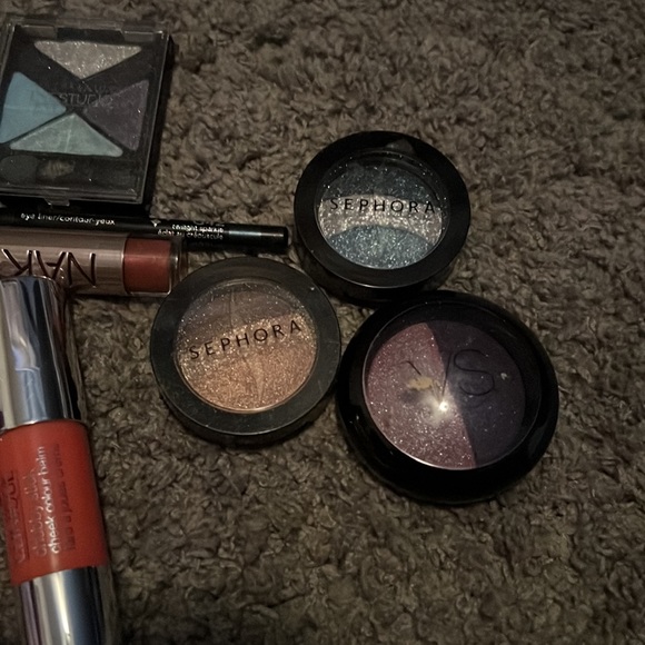 Beauty Bundle of Makeup - Picture 4 of 4